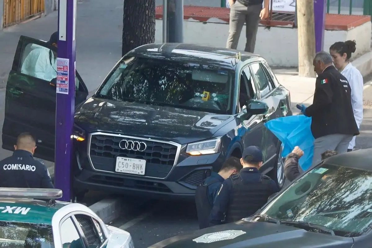 Elementos de la SSC-CDMX laboran en la Calzada de Tlalpan al cruce con calle Napoleón, donde la secretaria particular y un asesor de la jefa de Gobierno de la Ciudad de México, Clara Brugada, fueron asesinados, el 20 de mayo de 2025. Foto 
