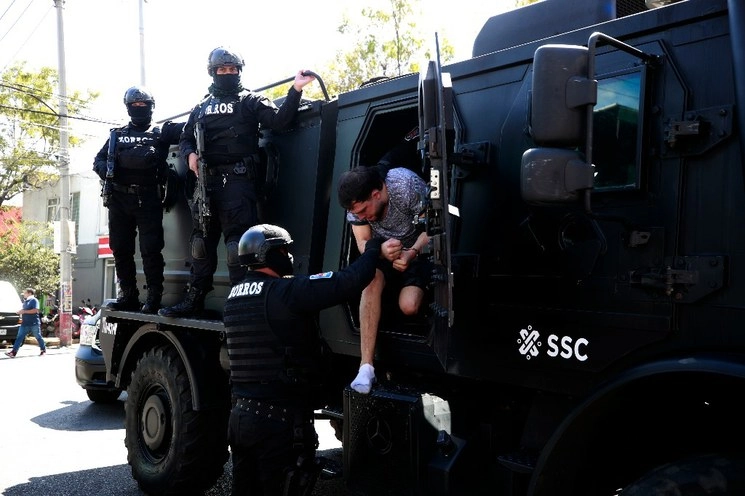 Personal de la Fiscalía Antisecuestro durante el traslado de 'El Colocho'. Foto Alfredo Domínguez