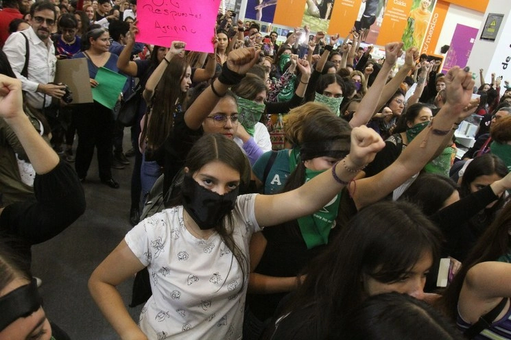 Performance de un grupo feminista contra la violencia de género en la FIL de Guadalajara. Foto Arturo Campos
