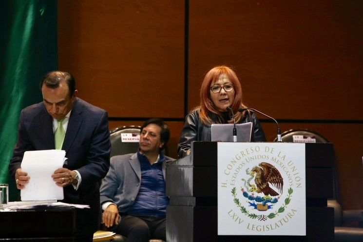Informe de la CNDH, que entregó ayer su presidenta Rosario Piedra Ibarra, en San Lázaro. Foto Jesús Villaseca