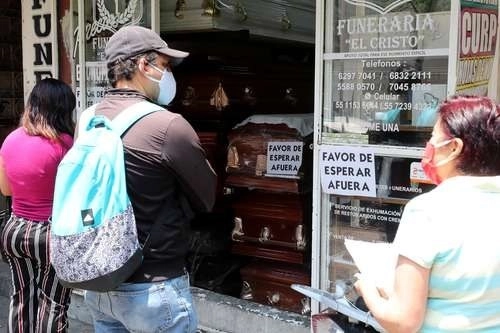 De las cerca de 50 mil personas que trabajan en este sector en todo el país, añadió, alrededor de 2 mil 500 o 3 mil (equivalentes al 5 por ciento) ya han fallecido por Covid-19. Foto José Antonio López