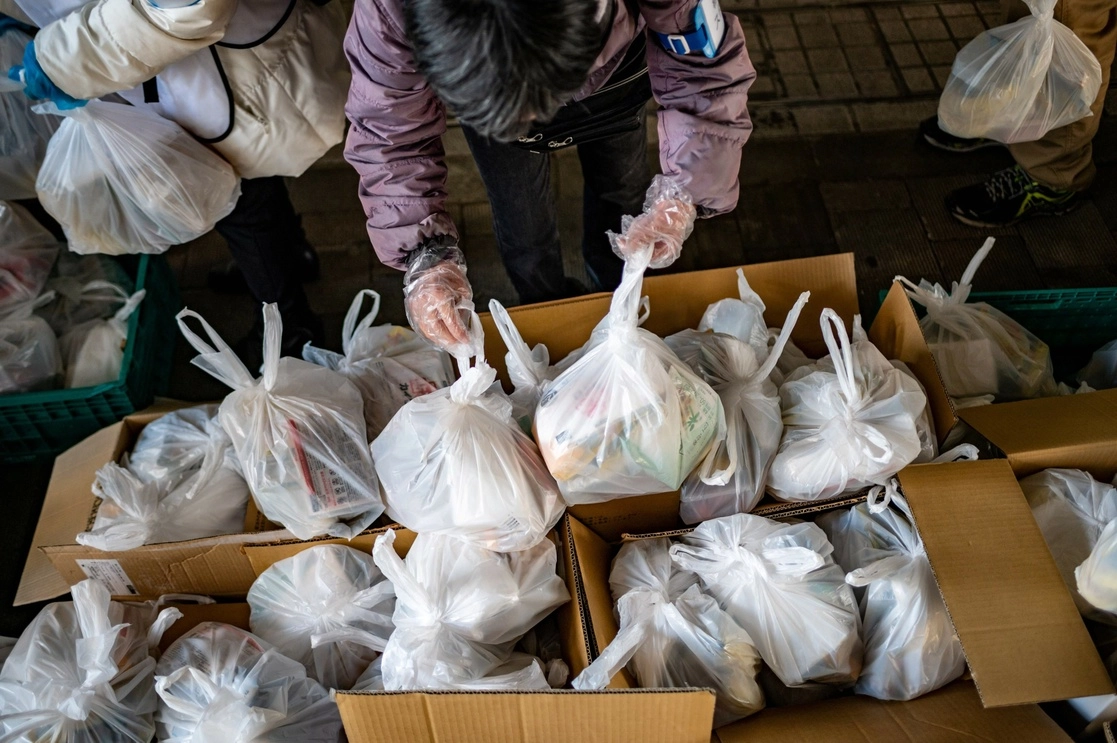 La organización sin fines de lucro Moyai Support Center for Independent Living repartió paquetes de alimentos a personas necesitadas en el distrito Shinjuku de Tokio. Foto Afp