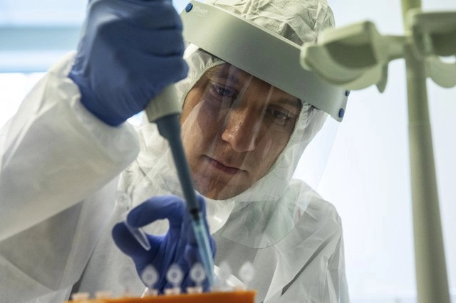 Trabajadores médicos realizan pruebas de coronavirus en un centro de análisis en el aeropuerto Vnukovo, a las afueras de Moscú. Foto Ap 