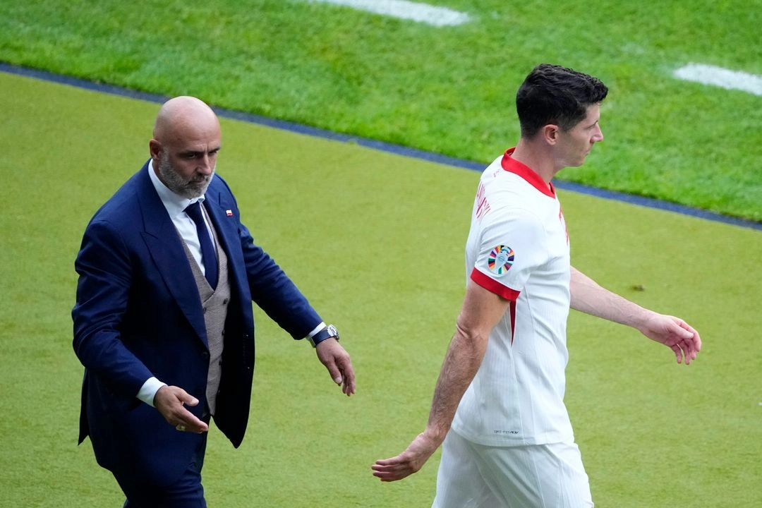 El técnico Michal Probierz y el delantero Robert Lewandowski durante un partido del Grupo D entre Polonia y Austria en la Eurocopa, en Berlín, Alemania, el 21 de junio de 2024. Foto 
