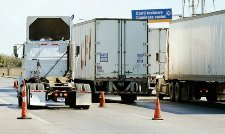 A la crisis de escasez de contenedores y su alto precio, se suma la falta de operadores de tractocamiones en Estados Unidos y México. Foto cortesía Canacar / Archivo
