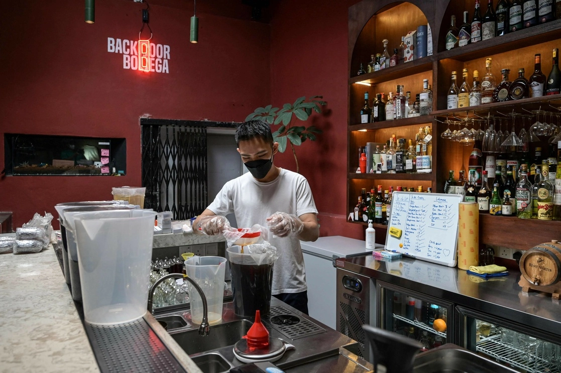 En algunos lugares se está restringiendo la venta de bebidas alcohólicas. Foto Afp
