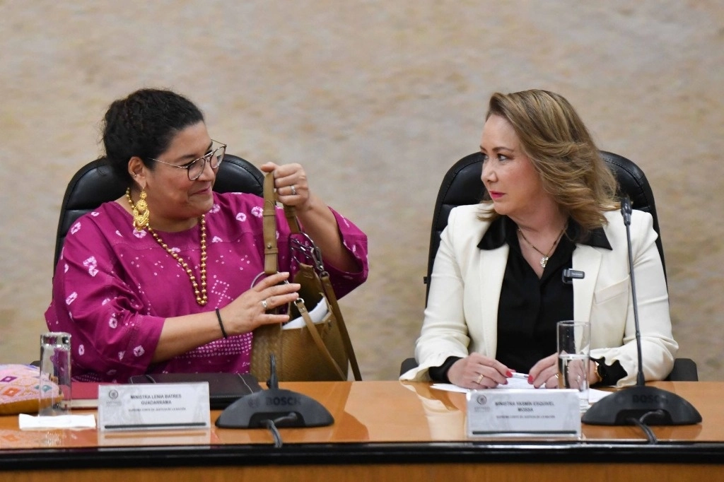 Lenia Batres y Yasmín Esquivel, dos de las tres ministras de la SCJN, que no votaron a favor de parar labores como lo propuso la presidenta Piña. Foto Cuartoscuro / archivo 