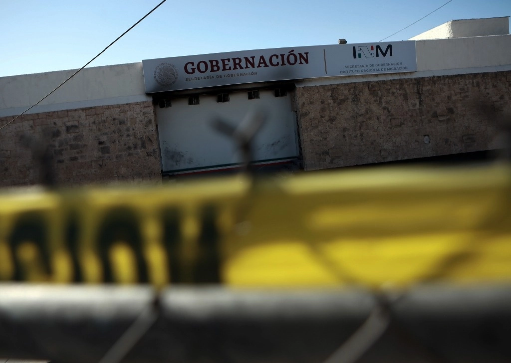 Murieron 40 personas en el incendio registrado en la estación migratoria del INM de Ciudad Juárez, Chihuahua. Foto Ap
