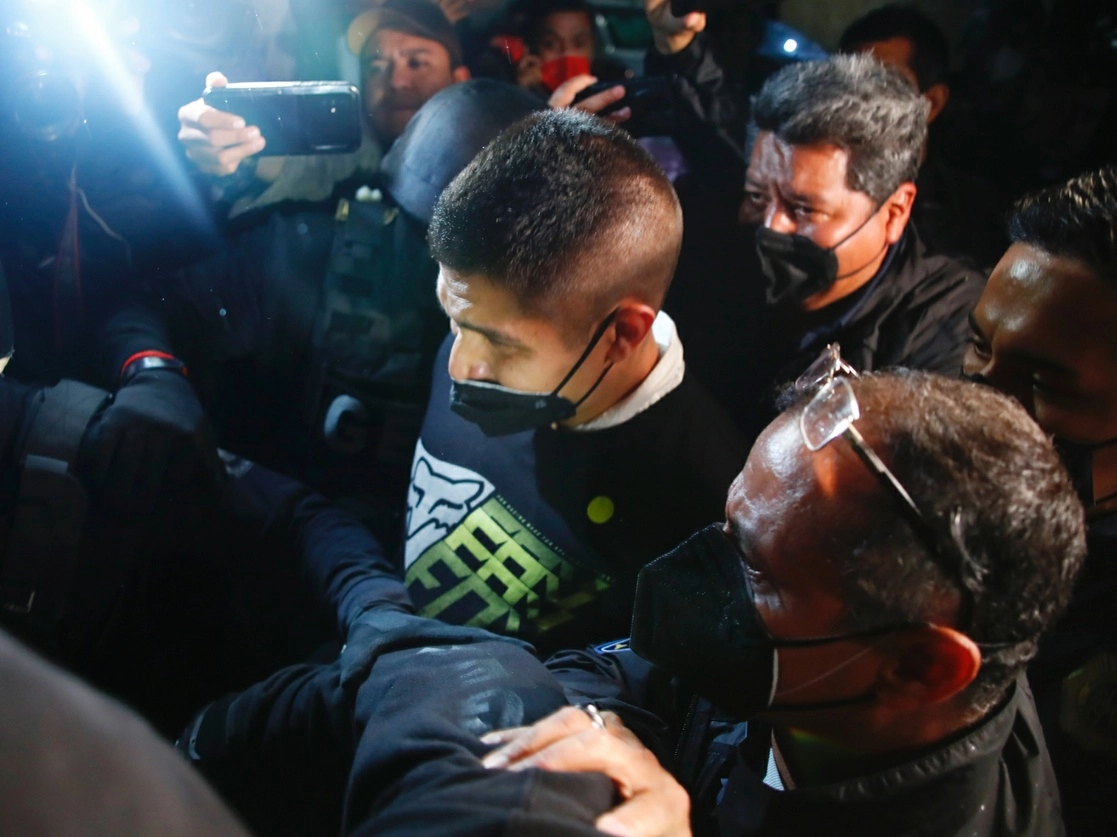 Diego ‘N’ durante su traslado al reclusorio oriente tras entregarse en las oficinas centrales de la FGJ CDMX, el 18 de junio. Foto LA JORNADA/Víctor Camacho