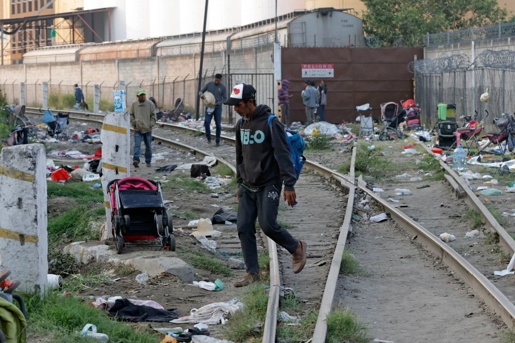 Migrantes abandonan sus pertenencias junto a vías del tren en Puebla. Foto Cuartoscuro / Archivo  
