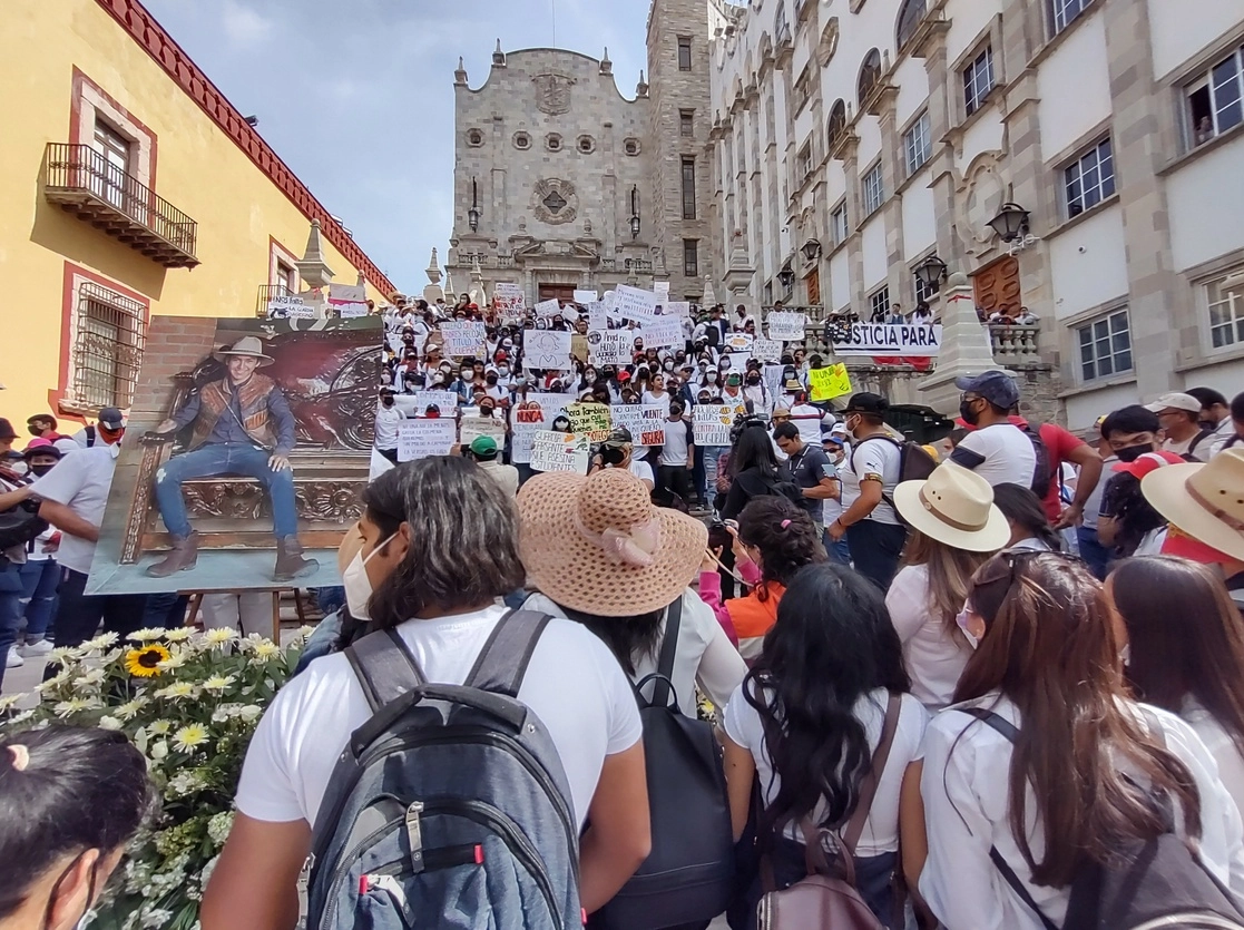 Estudiantes de la Universidad de Guanajuato marchan para exigir justicia por el asesinato de Ángel Yael. Foto Carlos García

