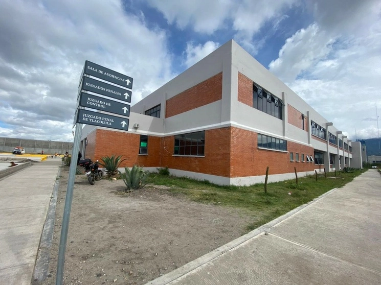 Instalaciones de los juzgados penales de Tanivet, pertenecientes al Tribunal Superior de Justicia del Estado de Oaxaca, donde ayer fue vinculado a proceso Juan Edy G. C., quien era secretario general del Tribunal de Justicia Administrativa local. Foto Jorge A. Pérez Alfonso