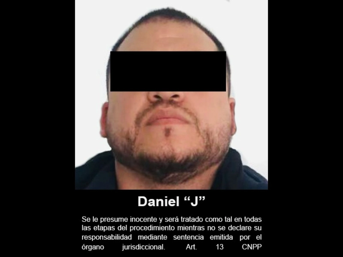 El detenido fue presentado ante un juez de control, quien ordenó vincularlo a proceso por su probable responsabilidad en delitos contra la Ley Federal de Armas de Fuego y Explosivos, y dispuso que permanezca en prisión preventiva oficiosa hasta que se resuelva el juicio en su contra. Foto cortesía de la FGR 