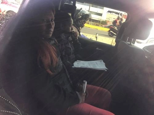 Giovana "N", durante su traslado de Atizapán a la Cdmx, en cuyo recorrido la gente salió a gritarle insultos. Foto Alfredo Domínguez