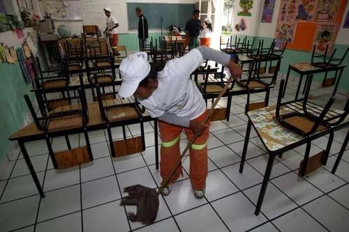 Labores de limpieza en una escuela primaria. Foto José Antonio López / archivo