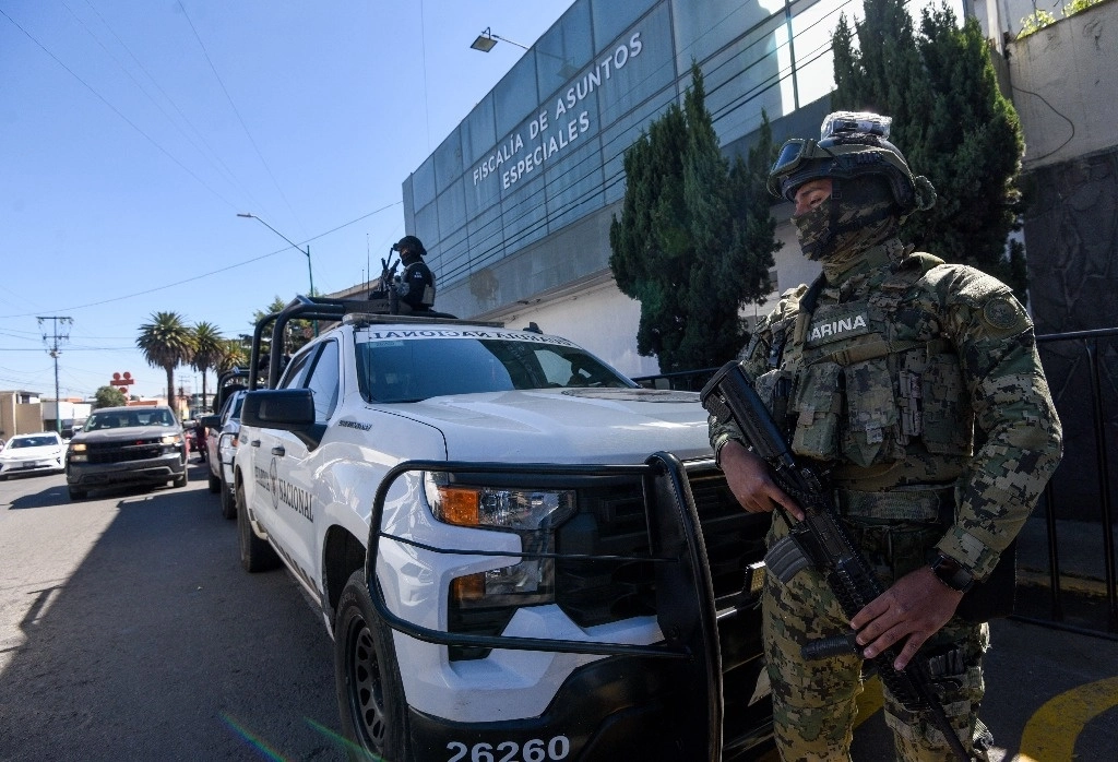 Efectivos de la Marina y de la Guardia Nacional custodian la fiscalía del estado de México durante la operación Enjambre.Foto Cuartoscuro