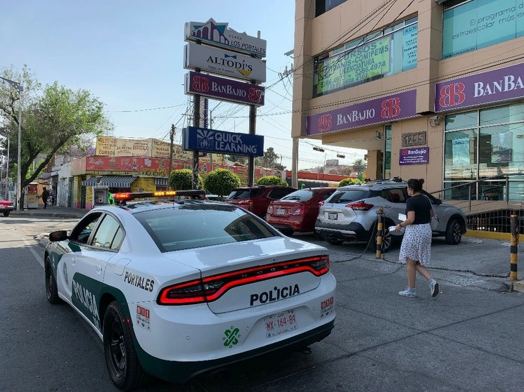 El 31 de marzo la policía recibió una alerta por disparos de arma de fuego y por el robo de un cajero automático. Foto Alfredo Domínguez/Archivo