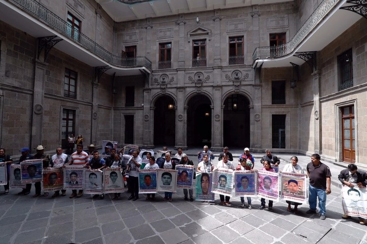 Padres de los normalistas de Ayotzinapa en Palacio Nacional. Foto Cristina Rodríguez / Archivo