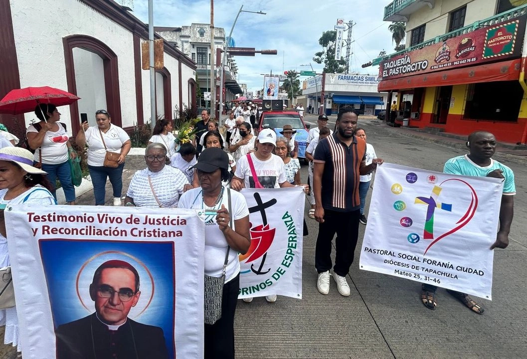 Durante la movilización, los participantes portaron lonas con las imágenes del padre Marcelo Pérez, defensor de los derechos de los pueblos indígenas y campesinos, asesinado en octubre del año pasado en San Cristóbal de las Casas. 