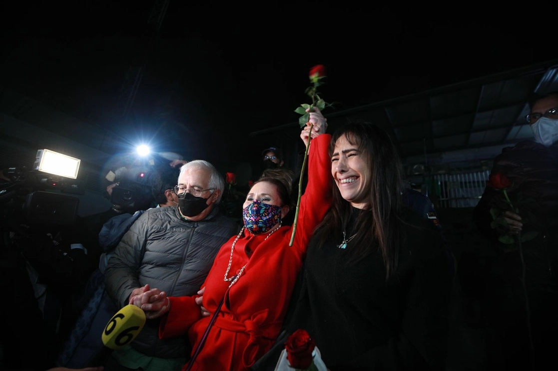 Rosario Robles, a la salida de Santa Martha Acatitla, el pasado viernes 19 de agosto, para continuar su proceso en prisión domiciliaria. Foto Alfredo Domínguez