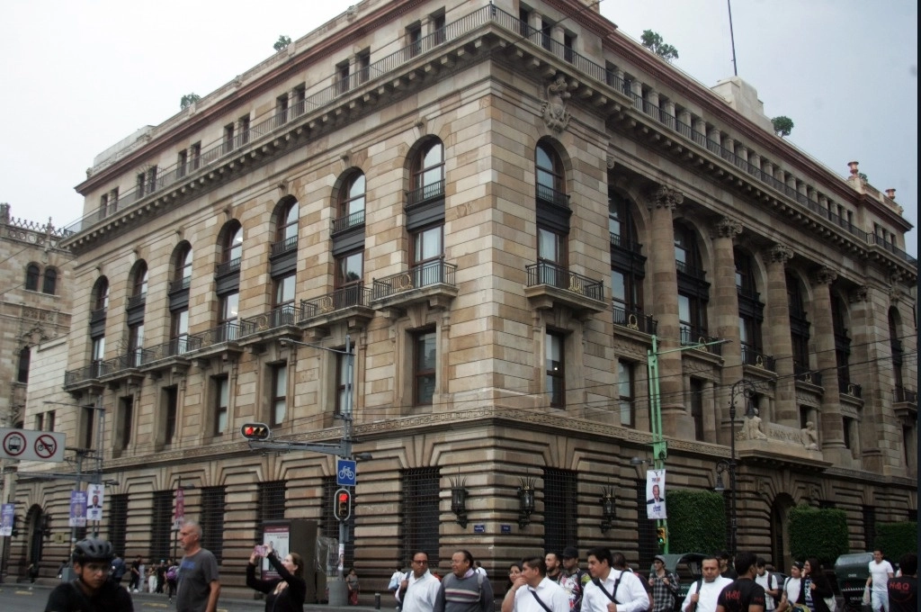 Edificio del Banco de México en Av. 5 de Mayo, del Centro Histórico de la Ciudad de México, el 08 de Mayo de 2024. Roberto García Rivas / La Jornada