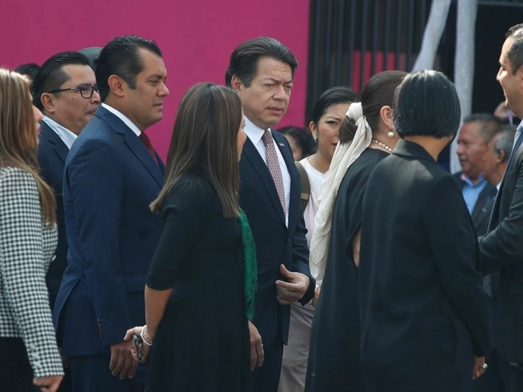 El presidente nacional de Morena, Mario Delgado, durante la ceremonia cívica de honores a la Bandera, con motivo del inicio del Proceso Electoral Federal 2023-2024, realizada en la explanada del organismo, en la Ciudad de México, el 7 de septiembre de 2023. Foto Cristina Rodríguez




