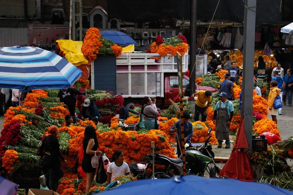 Venta de flor de cempsúchil en el mercado de Jamaica, el 29 de octubre de 2024. Foto Pablo Grcía