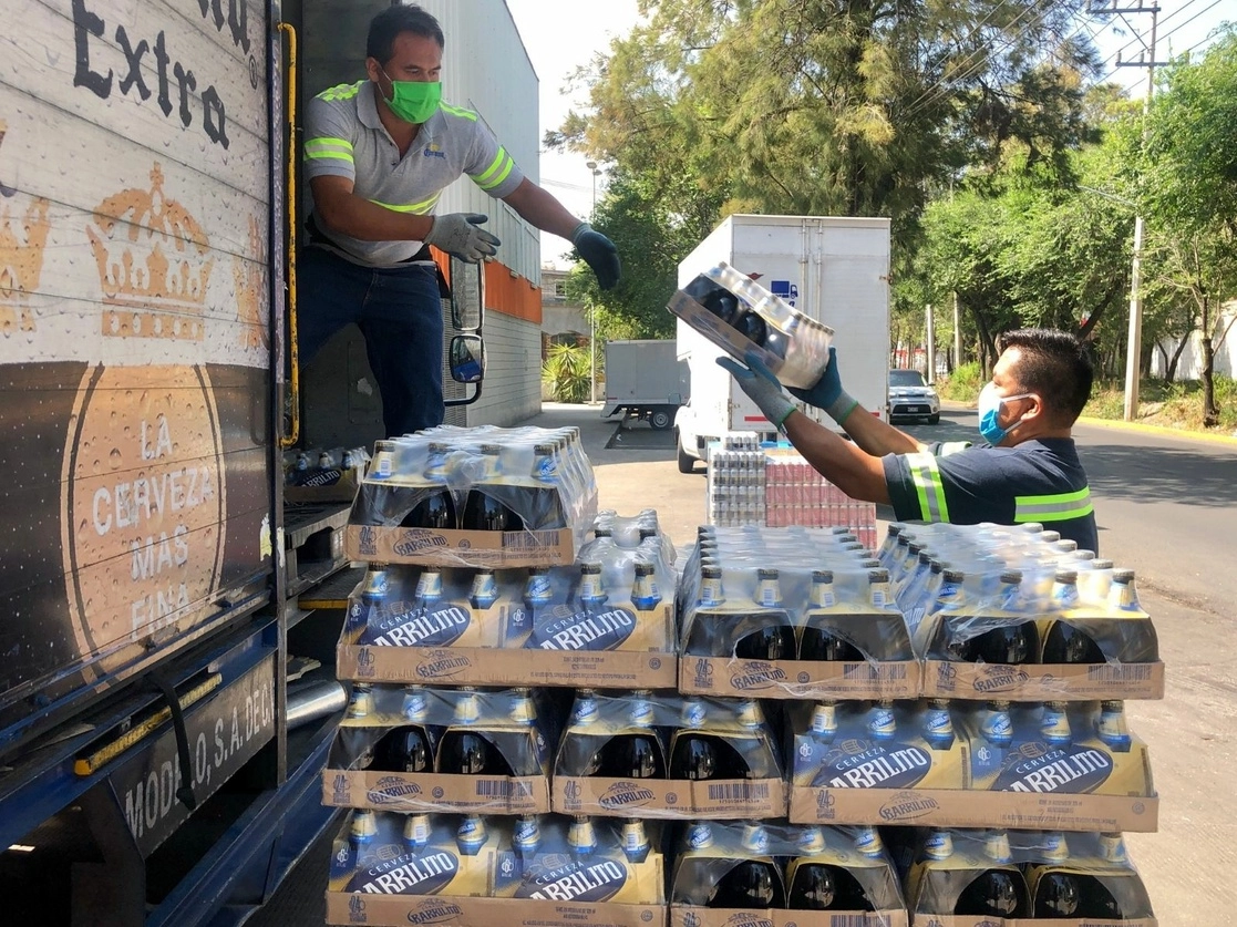 Trabajadores realizan distribución de cerveza en comercios de la Ciudad de México. Foto Luis Castillo / Archivo