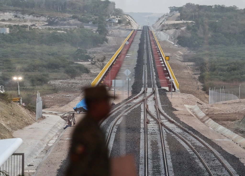 El acelerado crecimiento de las firmas constructoras se basa en las obras del gobierno federal, entre las más importantes, el Tren Maya (en la imagen) y el Interoceánico. Foto Marco Peláez




