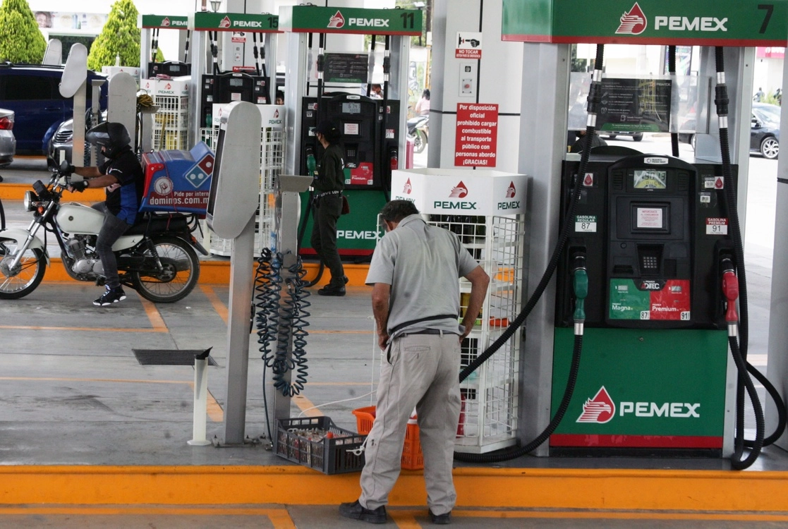 Actividades en una gasolinera de la CDMX. Foto Roberto García Rivas