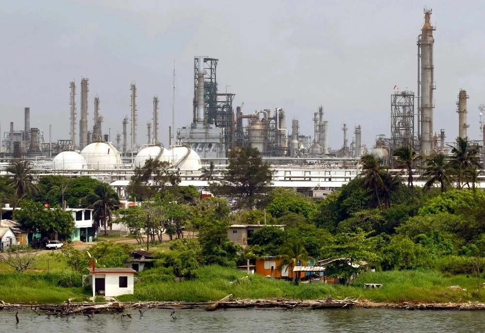 Las exportaciones de crudo de la empresa estatal fueron de 681 mil barriles diarios durante el cuarto mes de 2024, lo que representa una contracción de 31.14 por ciento frente al mismo lapso del año pasado, cuando Pemex reportó exportaciones de 989 mil barriles cada día. Foto Marco Peláez/ Archivo 