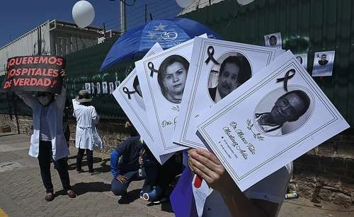 Médicos protestan en Tegucigalpa, Honduras, por la muerte de colegas a causa del Covid-19. Foto Afp