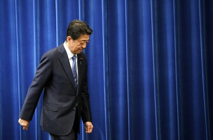  El primer ministro japonés, Shinzo Abe, se retira después de asistir a una conferencia de prensa, en Tokio, Japón, el 28 de agosto de 2020. Foto Xinhua