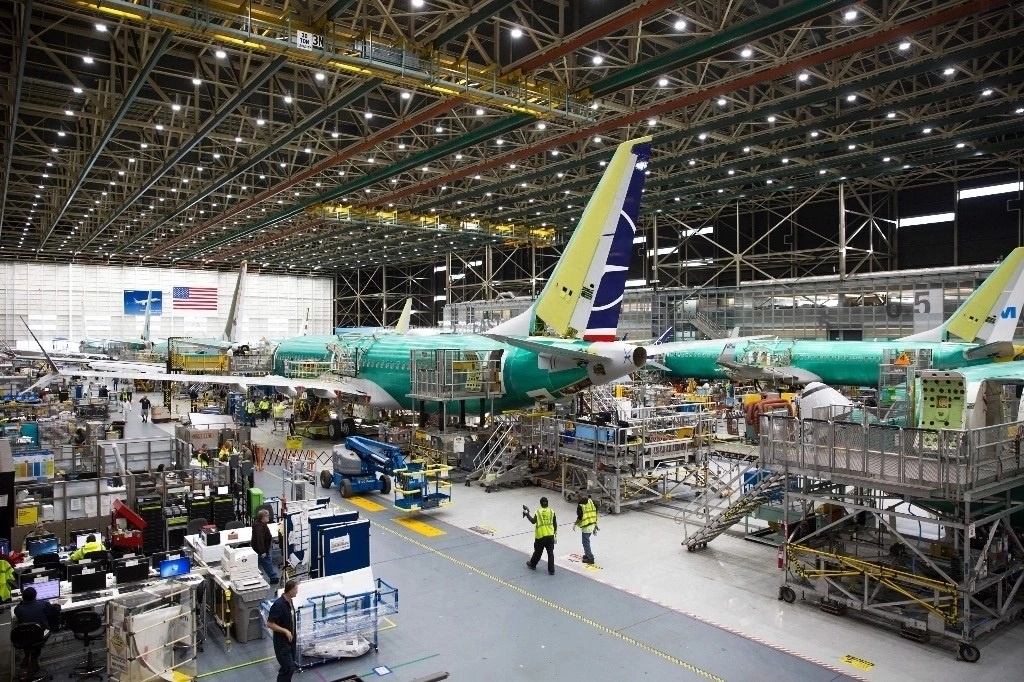 Empleados trabajan en aviones Boeing 737 MAX en la fábrica Boeing Renton en Washington. Foto Afp