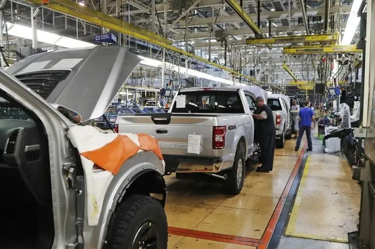 En imagen de archivo, fábrica de Ford que ensambla camionetas F-150 en Dearborn, Michigan. Foto Ap
