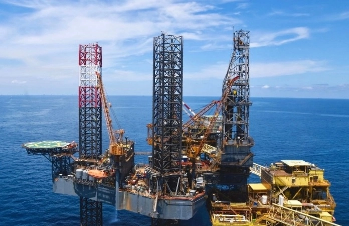 Sólo al contar la producción nacional de crudo, está promedió un millón 565 mil barriles diarios, dato que se tradujo en un ligero retroceso. Foto Pemex /Archivo