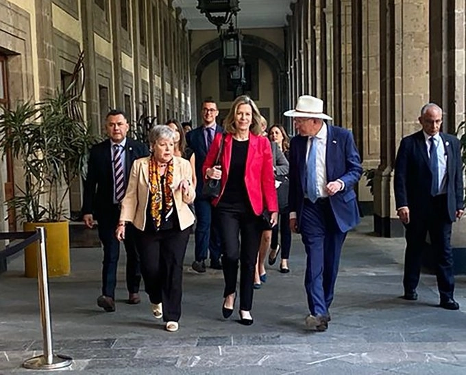 La canciller Alicia Bárcena (izq) junto con la asesora de seguridad de la Casa Blanca, Elizabeth Sherwood-Randall (c) y el embajador de EU en México, Ken Salazar (der) tras la reunión. Foto tomada de la cuenta de X @aliciabarcena