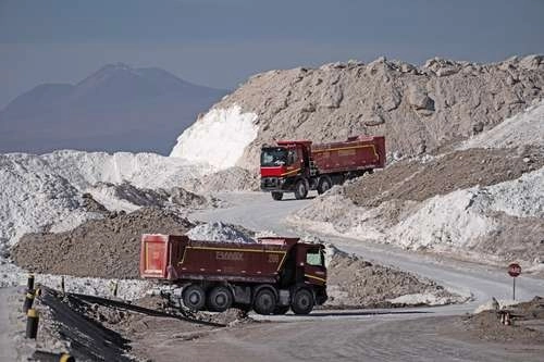Manifestantes  bloquearon los accesos al salar de Atacama en Chile, productora de litio. Foto Ap
