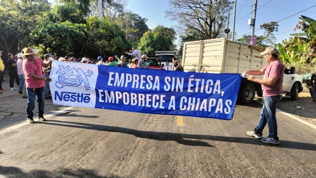 Cafetaleros de la región de Soconusco, en Chiapas, señalan que el pago actual que reciben por el sus cosechas son insuficientes para costear los gastos de producción. Foto Edgar H. Clemente  