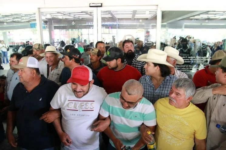 Productores de maíz en Sinaloa bloquearon los accesos del aeropuerto de Culiacán, en Sinaloa. Foto cortesía ‘El Debate de Sinaloa’ 
