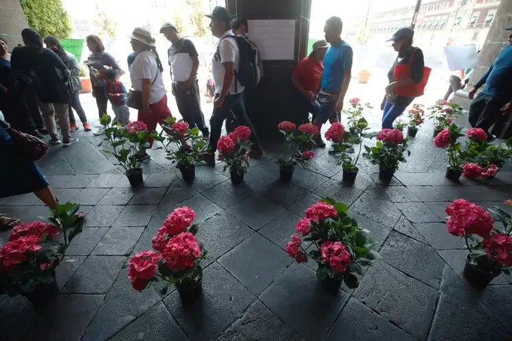 Productores de flores en las chinampas de Xochimilco realizan una protesta por la reducción del presupuesto de recursos en el programa Altépetl, frente al edificio de Gobierno de la Ciudad de México, el 15 de junio de 2023. Foto Cristina Rodríguez