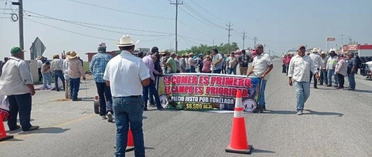 Bloqueo de la carretera federal 101 que comunica nueve municipios fronterizos con Ciudad Victoria, el 13 de junio de 2023. Foto Martín Sánchez