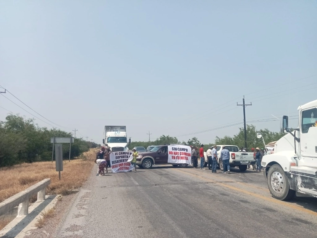  Productores de sorgo del Valle de San Fernando durante el cierre de la carretera federal 101. Foto Especial