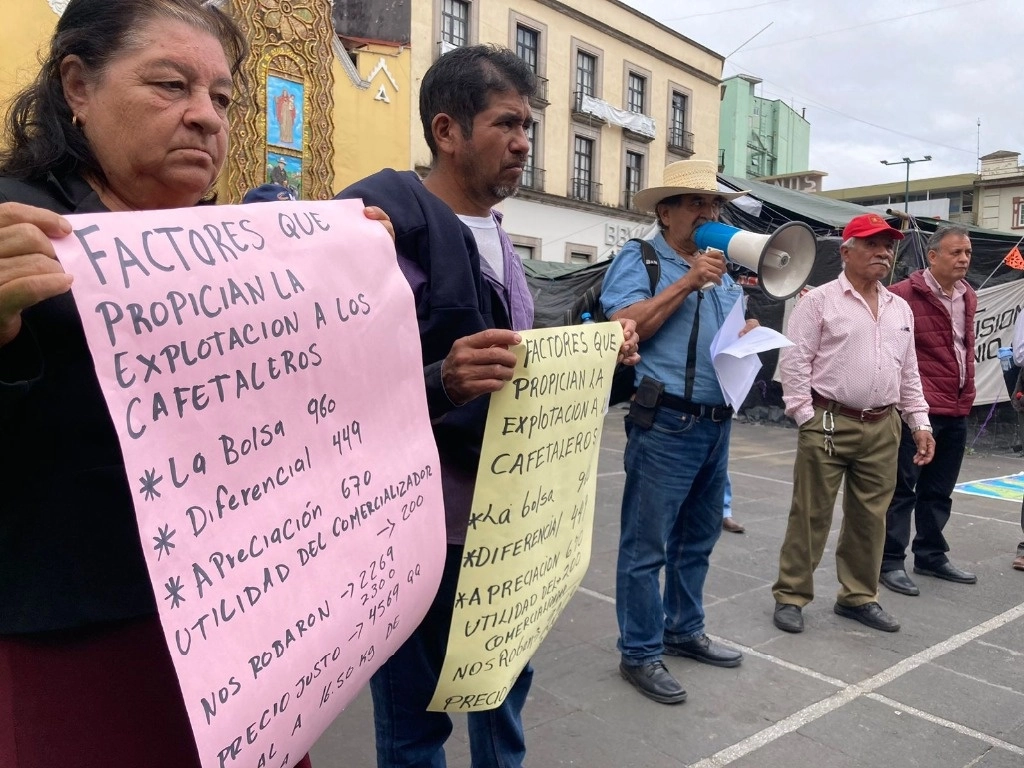 Los cafetaleros de Veracruz piden al gobierno federal destine recursos al pago de una compensación económica para el sector, el 27 de noviembre de 2023. Foto Eirinet Gómez