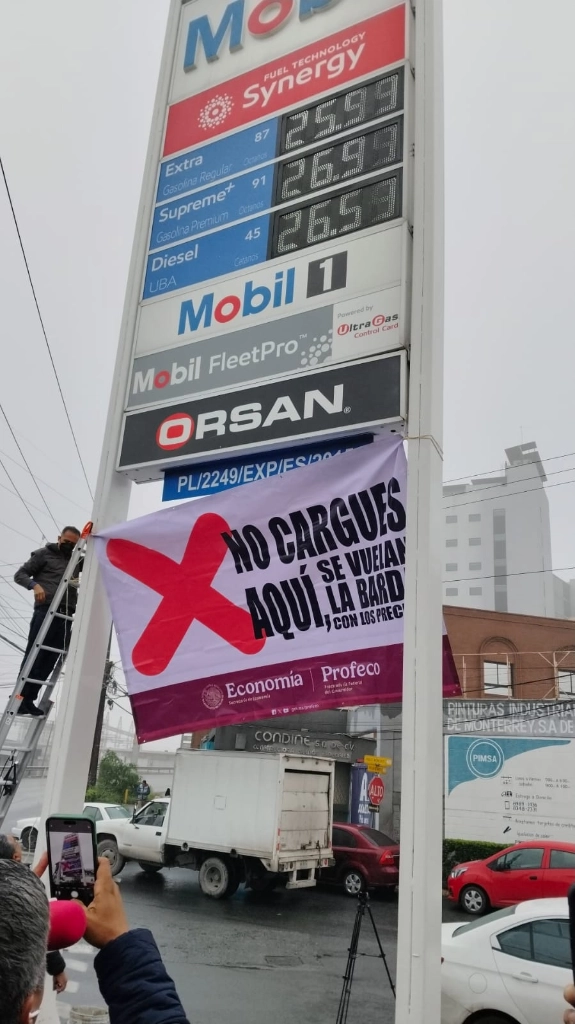 La Profeco exhibió a la estación de servicio por sus elevados costos del combustible. Foto Raúl Robledo