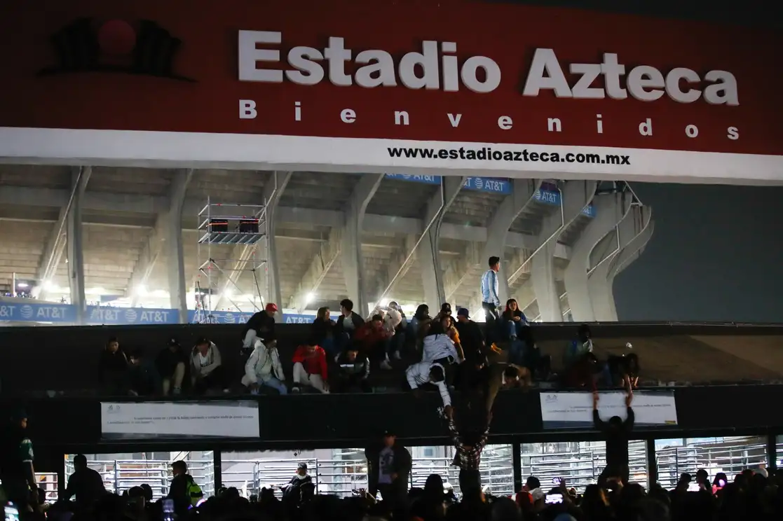 A cientos de personas se les negó el acceso por irregularidades en sus boletos. Foto Víctor Camacho