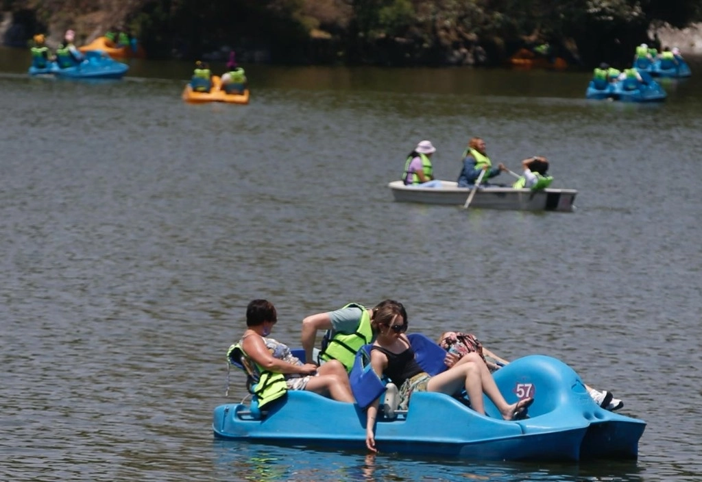Visitantes disfrutan de paseos en lanchas en el lago de Chapultepec durante las vacaciones de Semana Santa, en la Ciudad de México, el 26 de marzo de 2024. Foto José Antonio López / Archivo    