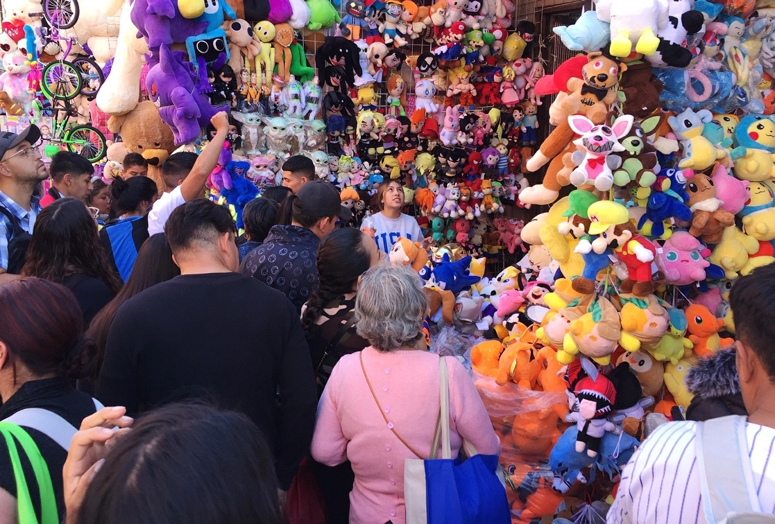 Ciudadanos acuden a la vendimia de juguetes de la calle República de Bolivia, en el Centro Histórico capitalino, en busca de las mejores ofertas para este Día de Reyes, el 3 de enero de 2023. Foto Cristina Rodríguez

