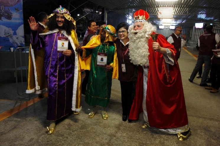 La subprocuradora de verificación de la Profeco, Talía Vázquez Alatorre, recorrió la Feria del Juguete en el Palacio de los Deportes, para verificar los precios. Foto Cristina Rodríguez