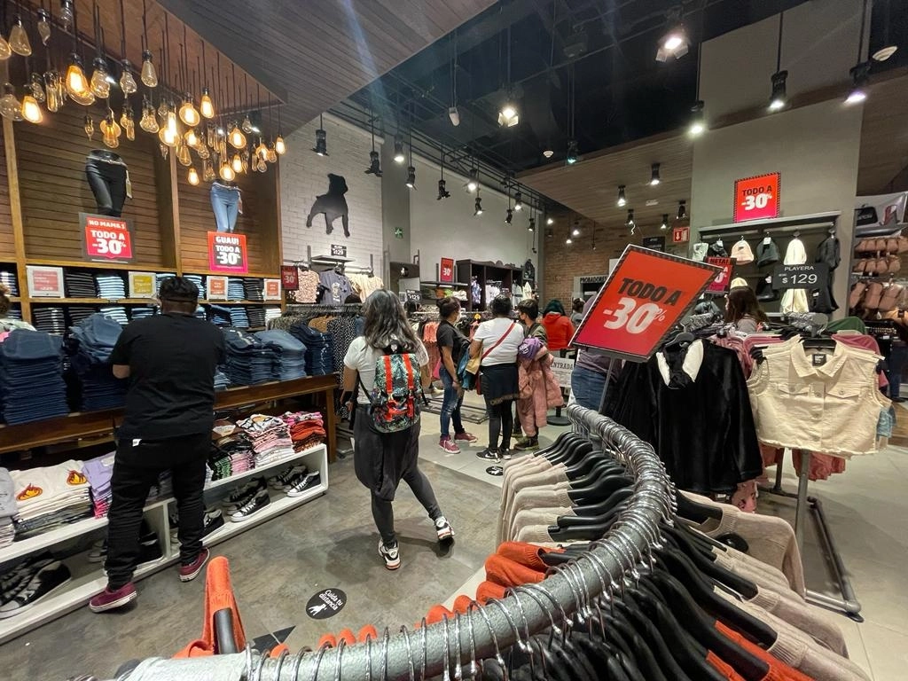Compradores en el centro comercial Forum Buenavista durante el segundo día del Buen Fin, en CDMX, el 11 de noviembre de 2021. Foto Yazmín Ortega Cortés



